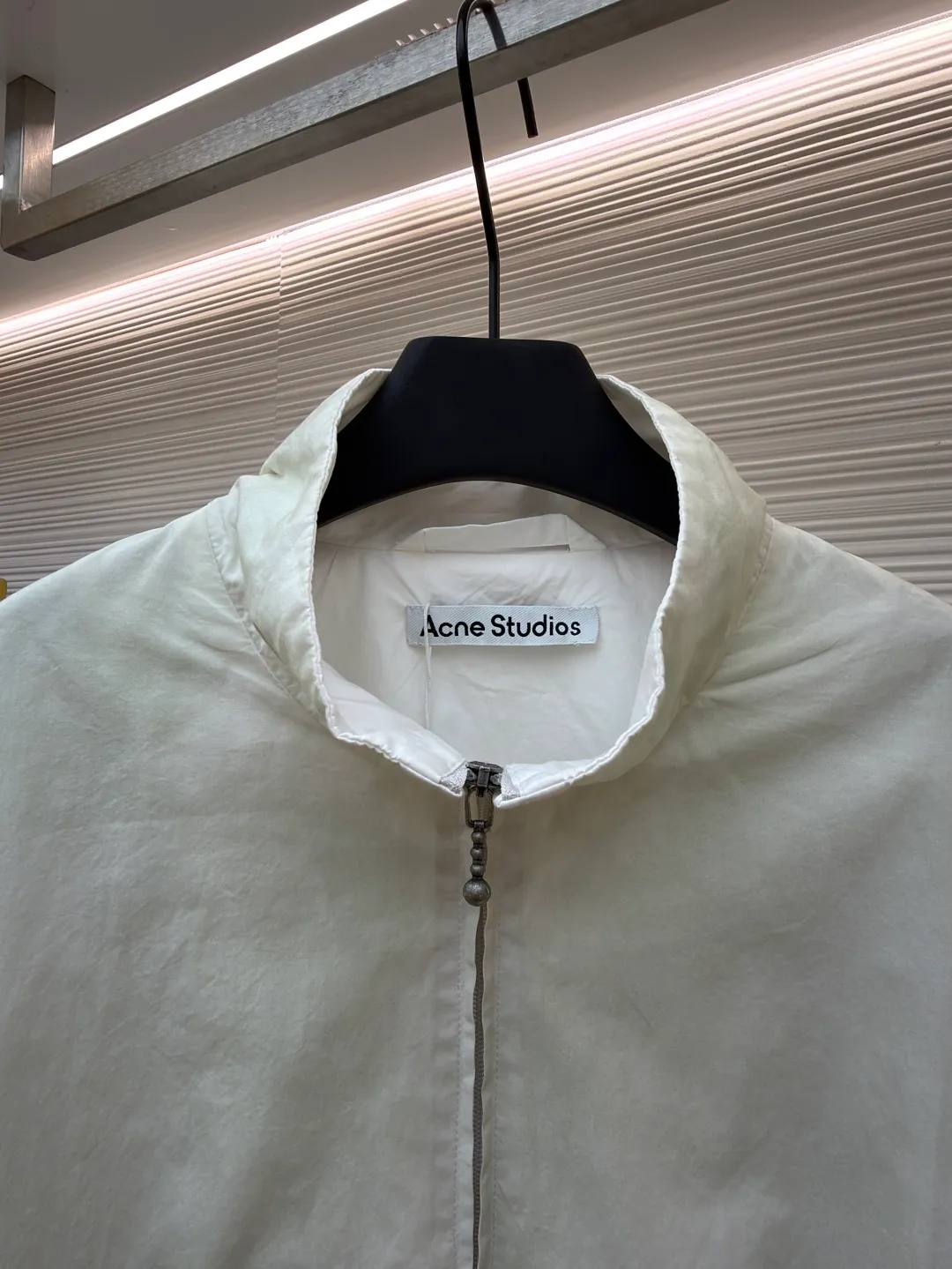 Acne Studios contrasting logo zipper jacket ●Original version: Purchased and developed for 6500 ●Item number: 1681088-B45 ●Material: Illustration cotton fine woven silk fabric ●Technology: Solid printing production ●Version: Loose fit ●Weight: about 580 grams ●Size: 42-44-46-48 ●Description: Customized Illusion elegant cotton fine woven silk, soft and silky, comfortable and close to the skin, in distressed black color The inadvertently smudged distressed effect meets the carrier of retro sentiments. The panel decorations are displayed in a homogeneous manner. It is embellished with the eye-catching Acne Studios 1996 contrasting logo on the back panel. It has a retro charm and exudes a modern simple fashion sense. The elastic cuffs and hem design cleverly outline the body lines and reveal a sense of high-end that cannot be ignored in the casualness. It is the most stylish fashion pioneer on the street, using solid printing. The chest printing has been modified by the film screen three times. Use glue liquid paint to print the pattern on the fabric, bake the fabric to fix the printed pattern, and use the gradient spraying process to make the clothes appear rich in color under different lights and increase the visual layering. Heavy washing uses a special solution to remove stains and slight fading, and then snowflake washing uses strong washing to remove fading and make the color more uniform. The hem is made at one time using a three-needle waist-stretching machine. The machine's special needle position and feeding mechanism are used to sew the elastic band and the fabric together in the same process. The three-needle design is stronger and can evenly distribute pressure to ensure that the elastic band and the fabric are tightly fitted. The overall wiring is straight and delicate, the fabric is comfortable and soft, and the color is consistent without color difference. It can be matched with the same style to create a fashionable look and control various occasions. Customized accessories, complete with three standards, same style for men and women!